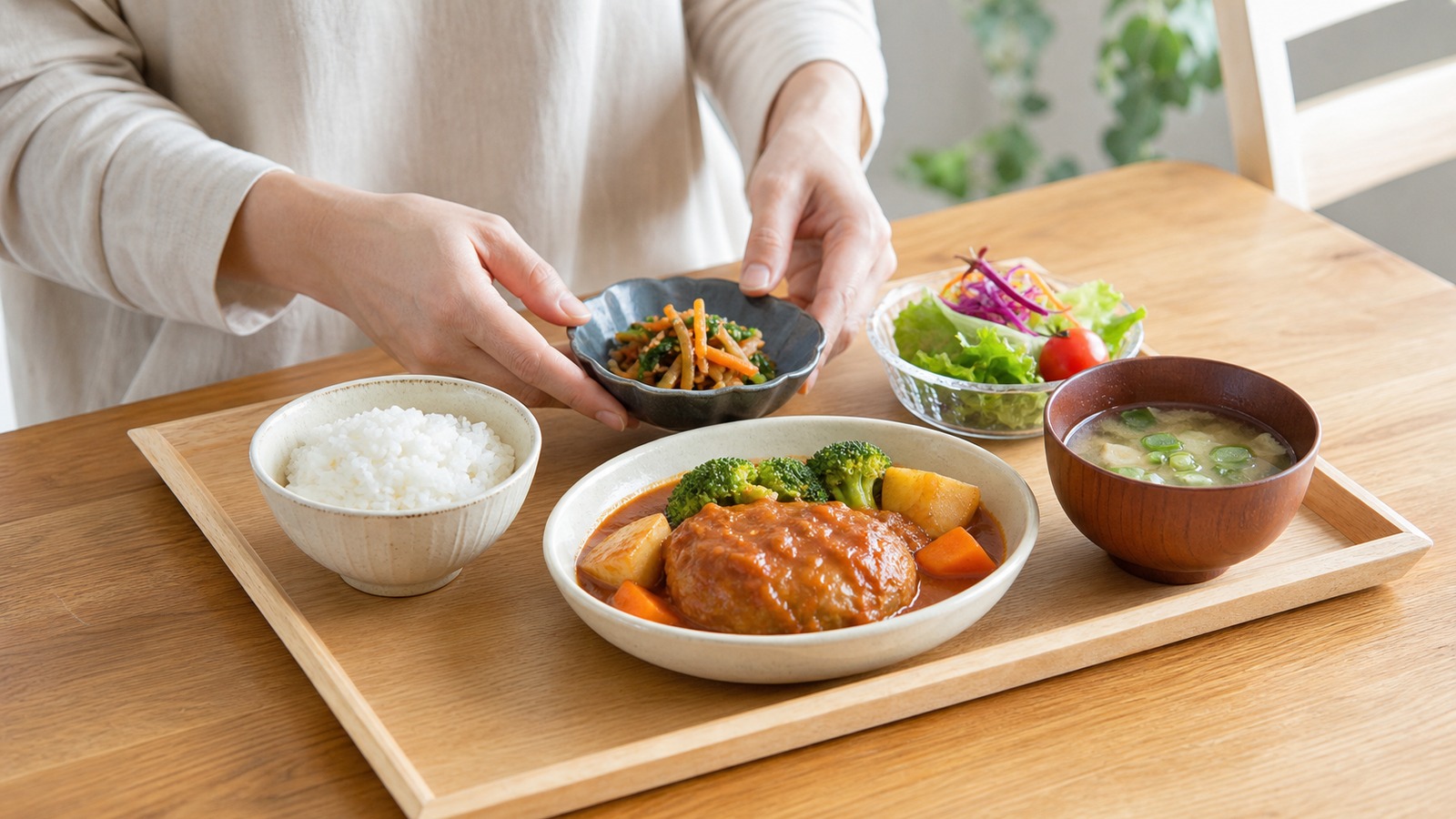 ロカボ食品の冷凍おかずと主食をトレーに組み合わせて確認している食卓