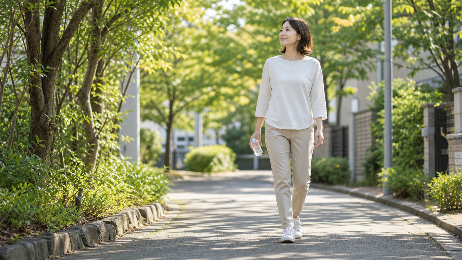 食後に軽く歩く日本人女性と日常の健康管理を意識した街並みのイメージ